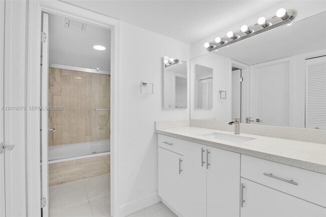 Building Photo - 5200 N Ocean Dr