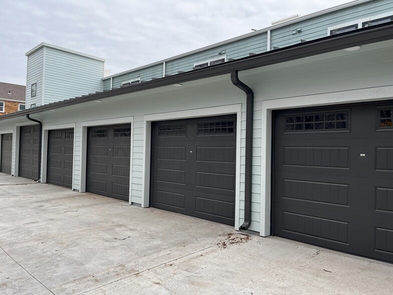 Garages - 1733 Massachusetts St