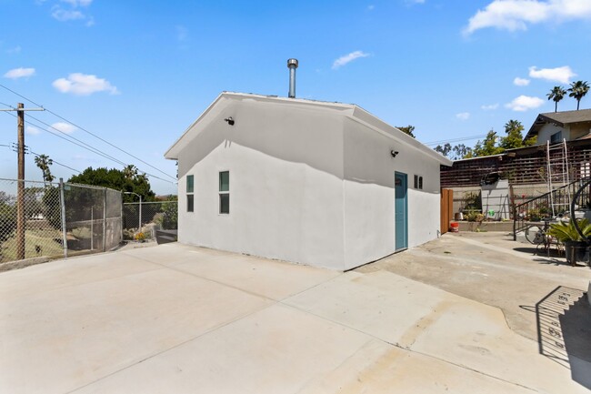 Building Photo - East LA duplex