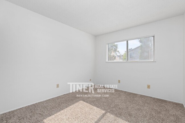 Building Photo - Charming Carmichael Duplex with Water Sewe...