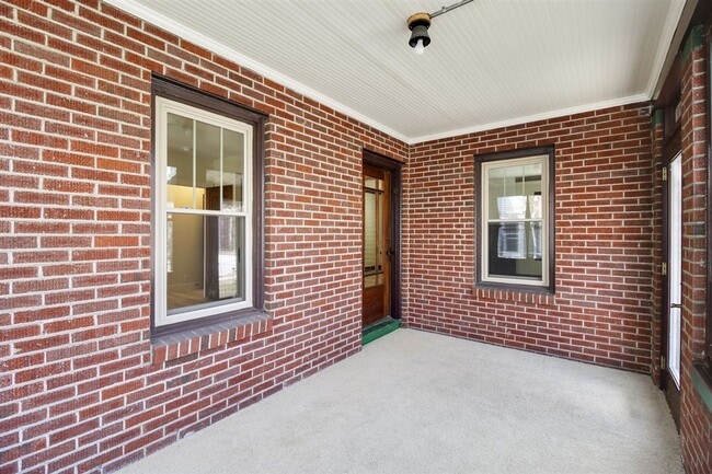 Building Photo - 5 bed, 3 bath updated home on Campus -  AVAILABLE AUGUST 2026