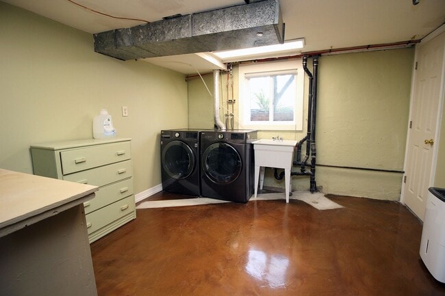 Building Photo - 2503 SE Yamhill St