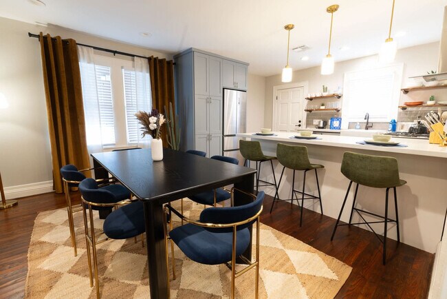 Building Photo - 725 Peddie St