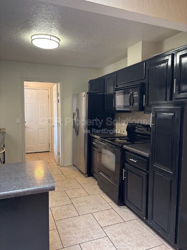 Building Photo - 5828 Elmwood Dr NE