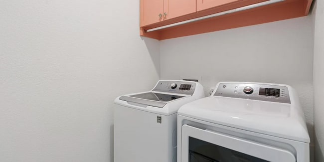 Building Photo - lovely turnkey 3bd fenced in yard