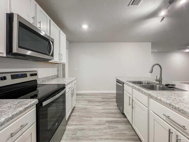 Building Photo - 9627 Angel Oak Dr