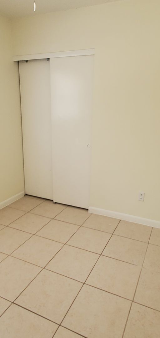 Building Photo - Three Bedroom with Bonus Room