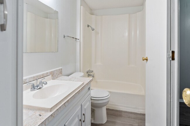 Building Photo - 112 Queenswood Dr