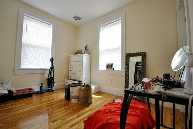 Building Photo - 2 Larose Pl