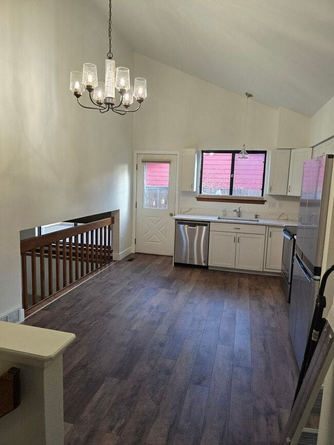 Building Photo - 443 Lincoln Cir