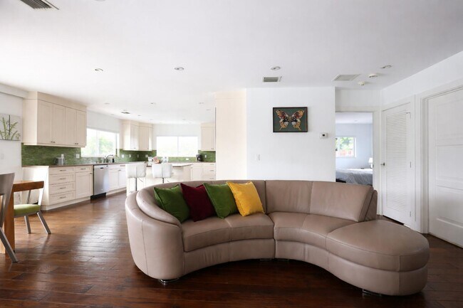 Building Photo - 3018 NE 26th St