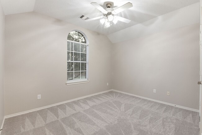 Building Photo - 25542 Saddlebrook Village Dr