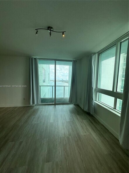 Building Photo - 1900 N Bayshore Dr