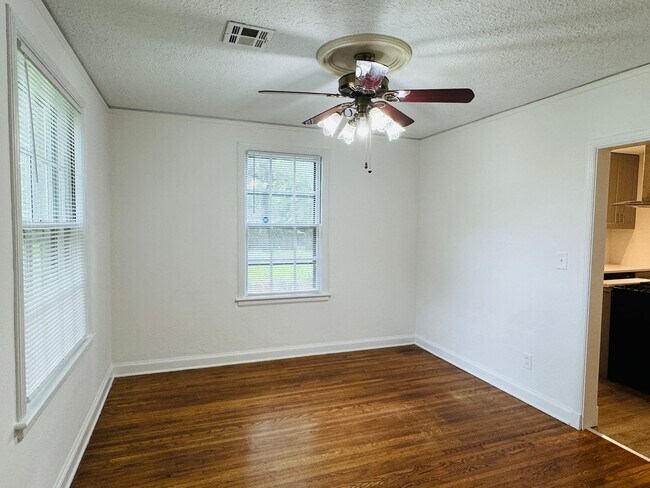 Building Photo - 4-Bedroom just perfect for your family