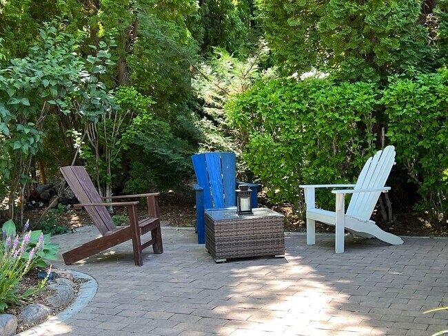 Building Photo - Gorgeous Lakeridge Shores Home Available Now