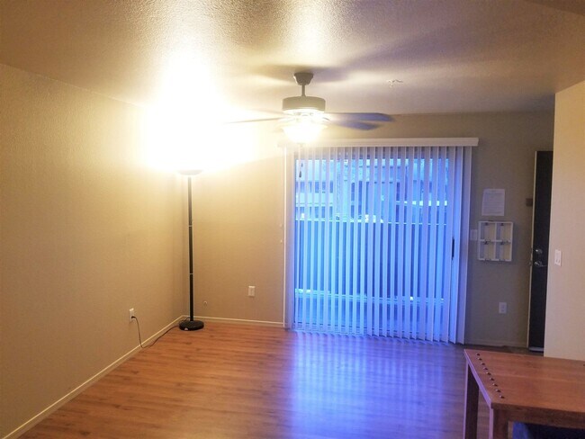 Building Photo - 2bd/2ba West-Flagstaff Condo -End-Unit - N...