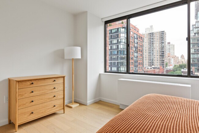 Building Photo - 255 W 94th St