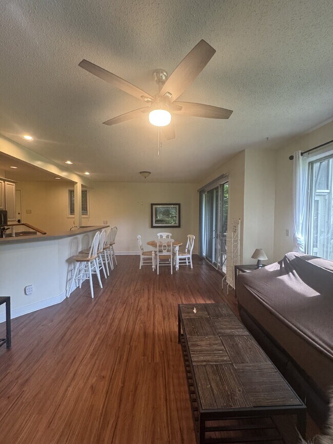 Building Photo - Charming furnished ground level Mountain Condo.