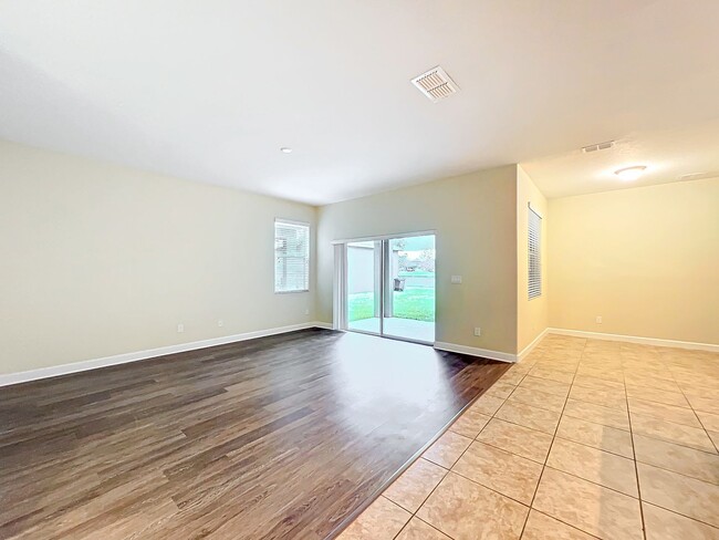 Building Photo - 6 BEDROOM 3 BATHROOM TWO STORY HOME ON IND...