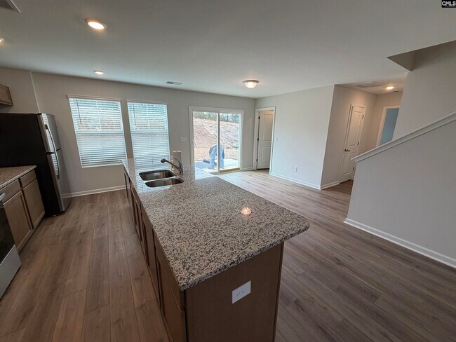 Building Photo - 3040 Hallsdale Dr