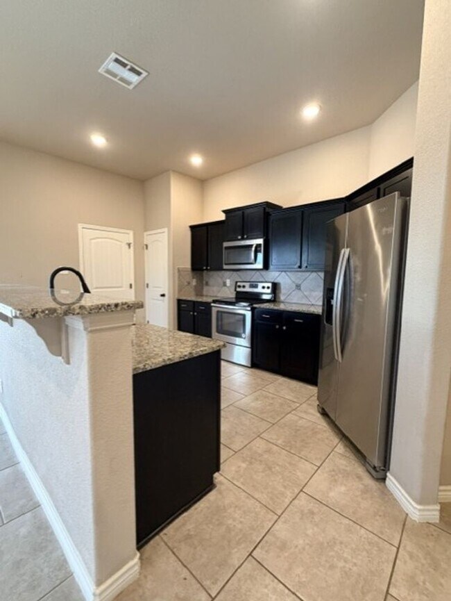 Building Photo - 821 Kendra Dr