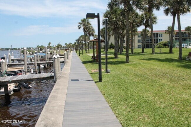 Building Photo - 719 S Beach St