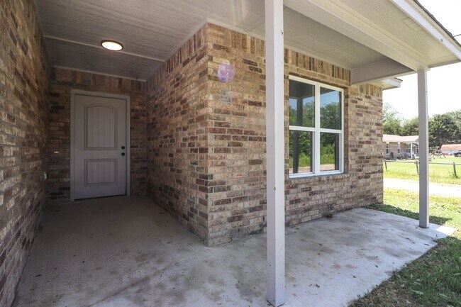Building Photo - Beautiful new construction with nice amenities with a country feel