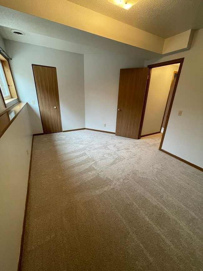 Building Photo - 4 Bedroom, 2 Bath Home for Rent