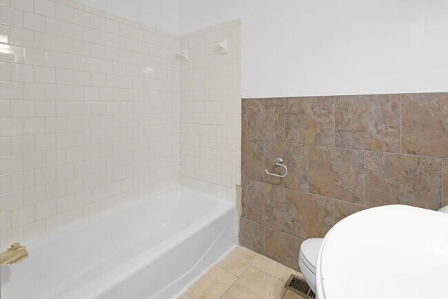 Building Photo - 3 Bed 1 Bath Home for Rent in Hampton!