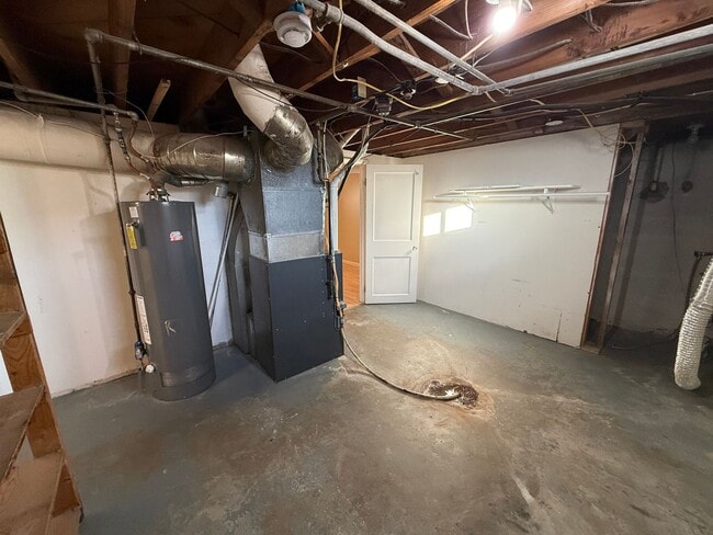 Building Photo - Two bedrooms, one quarter bathroom home, pet friendly, central air!