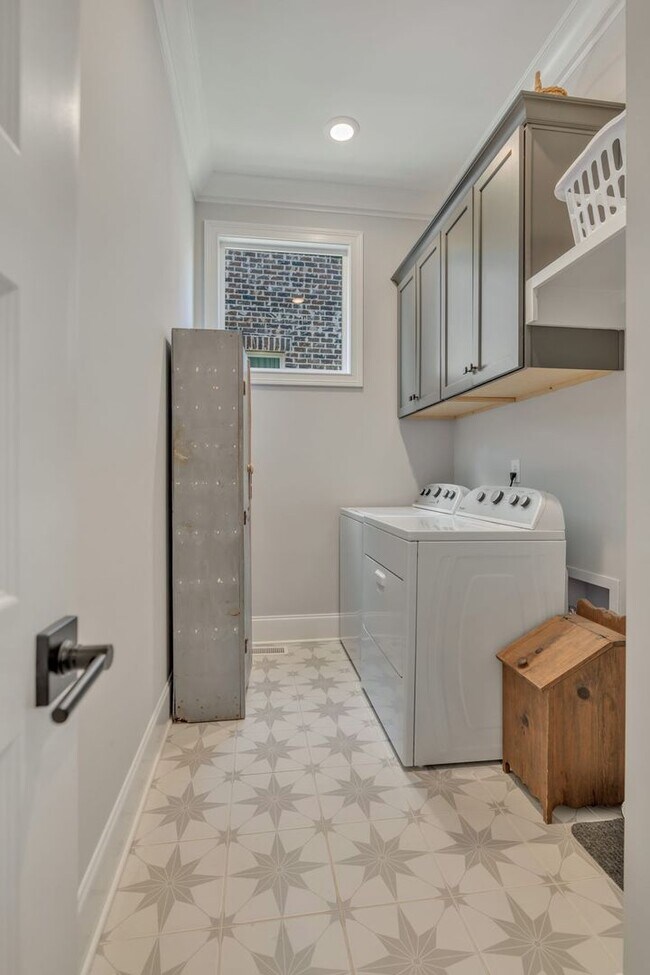 Building Photo - 3 bedroom home with 3.5 bathrooms and 2 Car Garage