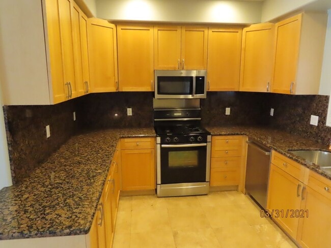 Building Photo - Two Bedroom 2.5 bath Townhome in South Par...