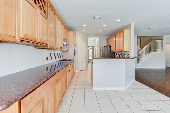 Building Photo - Beautiful 4 bedroom 2.5 bathroom with mass...
