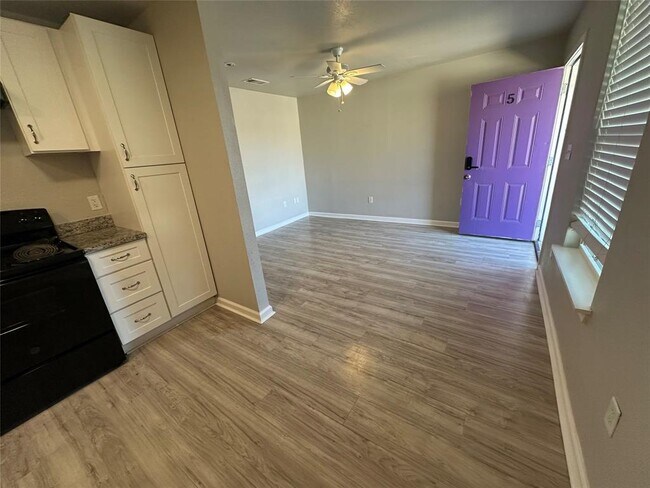 Building Photo - 901 Parmer Ave