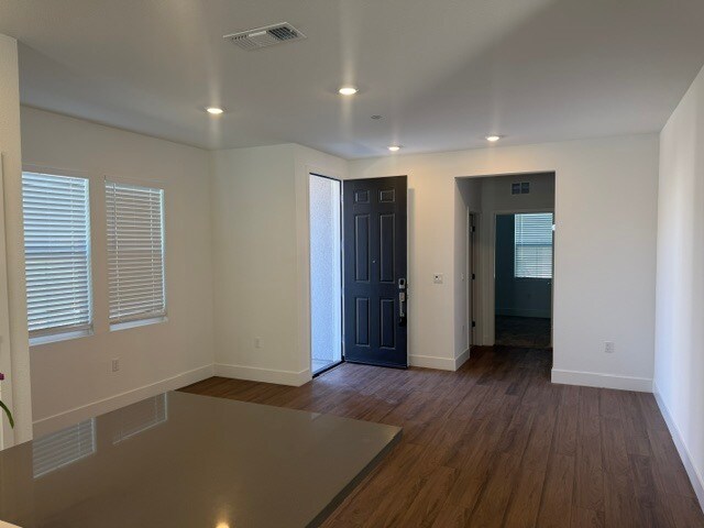 Building Photo - Lathrop - Gorgeous 5 Bedroom 3 Bathroom Home