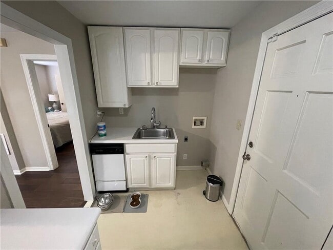 Building Photo - 737 Sunnybrook Dr