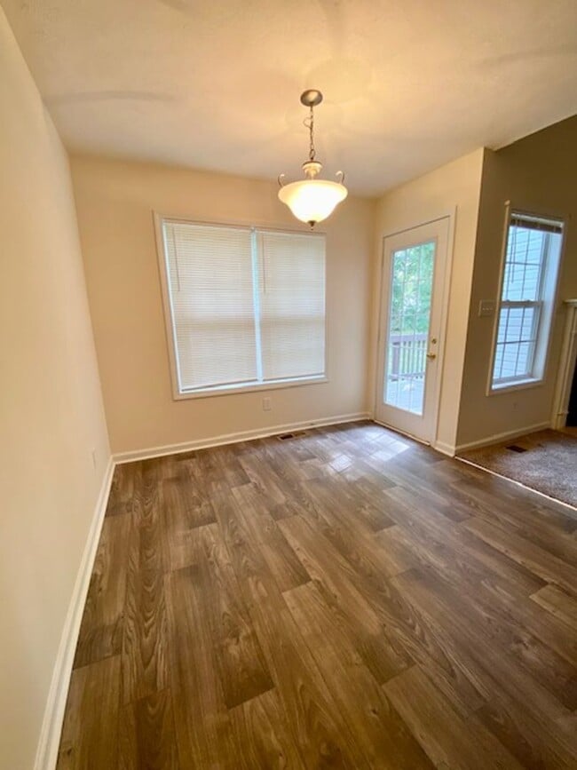 Building Photo - Welcome to Clarksville!
