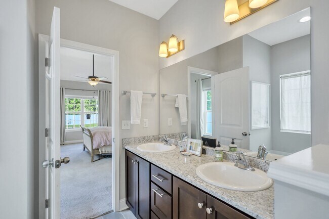 Building Photo - 725 Waterlily Ct