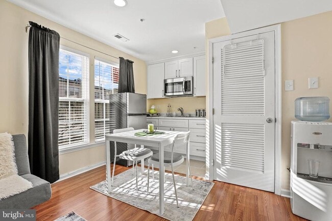 Building Photo - 13011 VADEN - STUDYO APPARTMENT/ PREFER FEMALES Ter