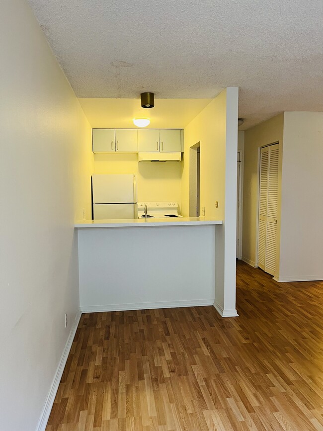 Compact, useful ktchn - 525 S Ardmore Ave