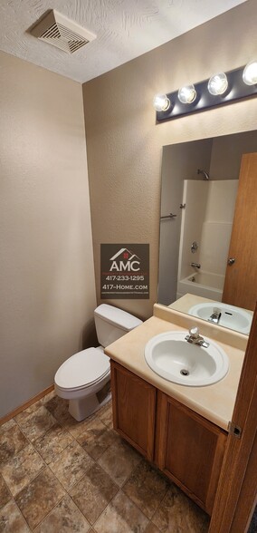 Master Bath - 106 S Maple St