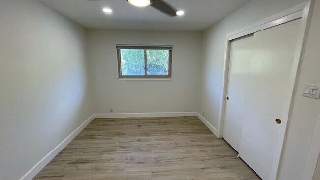 Building Photo - Martinez! Beautiful 5 bedroom 3.5 bathroom...