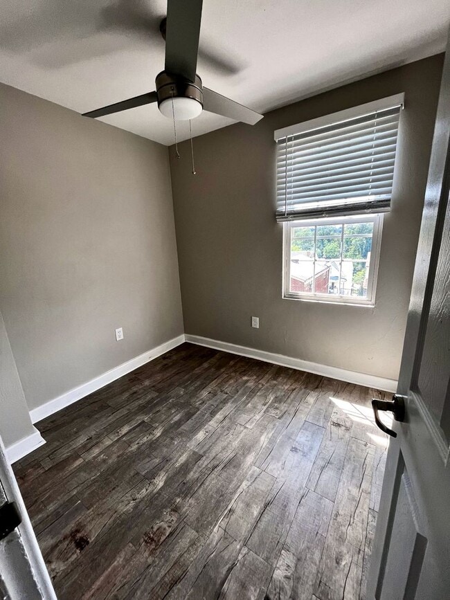 Building Photo - *** Huge 5 Bedroom House *Pet Friendly * Newly Renovated * Large Fenced in Yard * Luxurious Updat...