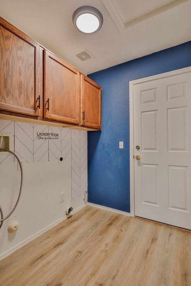 Building Photo - 4 Bedroom 2 Bathroom