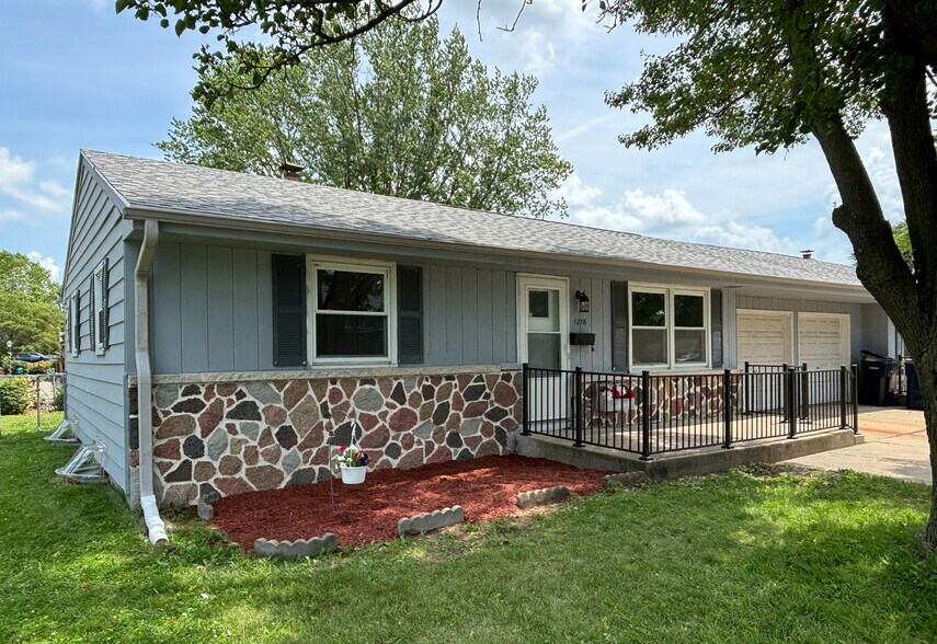 Building Photo - 1216 N Pontiac Dr