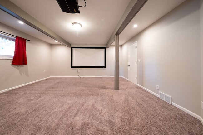 Building Photo - 3800 Fernbrook Ln N