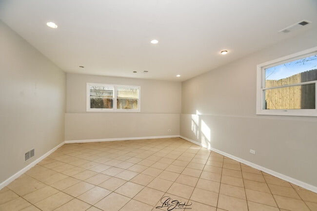 Building Photo - 605 S Raven Rd