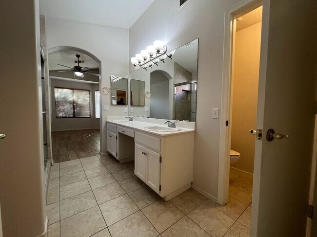 Building Photo - 2 BEDROOM PLUS DEN NEAR ARROWHEAD SHOPS