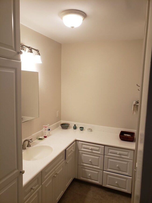 Building Photo - Fully furnished  1 year lease max. , 2 bedroom, 2 bath 2nd floor unit in the Poinciana Manor