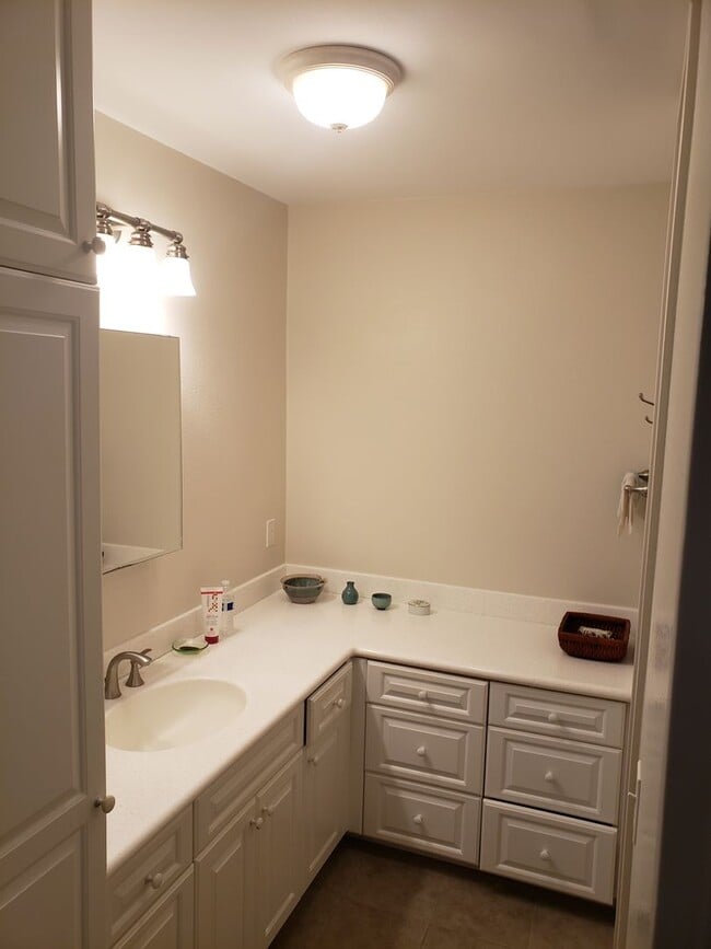 Building Photo - Fully furnished  6 month  lease , 2 bedroom, 2 bath 2nd floor unit in the Poinciana Manor